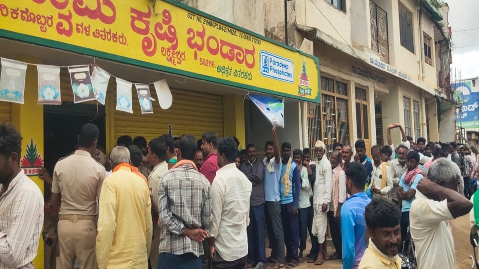 ಲಕ್ಷ್ಮೇಶ್ವರದಲ್ಲಿ ಯೂರಿಯಾ ಗೊಬ್ಬರ ಕೊರತೆ: ರೈತರ ಪರದಾಟ, ಸರ್ಕಾರದ ವಿರುದ್ಧ ಆಕ್ರೋಶ