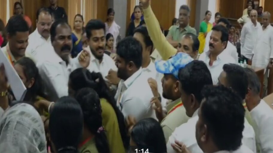 ಹುಬ್ಬಳ್ಳಿ ಪಾಲಿಕೆಯ ಮೂವರು ಸದಸ್ಯರ ಅಮಾನತು:ಕಲಾಪದಿಂದ ಹೊರ ಹಾಕುತ್ತಿದ್ದ ವೇಳೆ ಪಾಲಿಕೆ ಸದಸ್ಯೆ ಅಸ್ವಸ್ಥ 