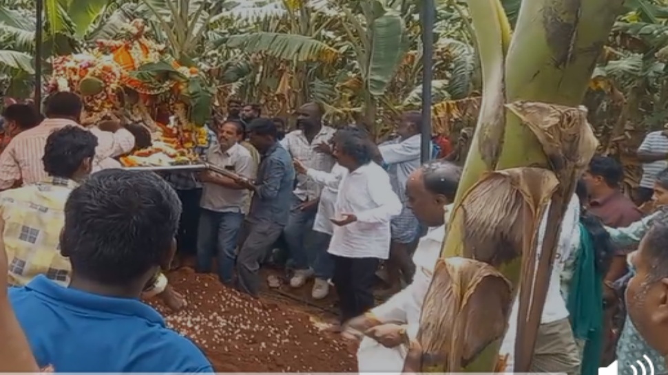 ವಿಧಿ ವತ್ತಾಗಿ ನೆರವೇರಿತು ದೊಡ್ಮನೆ ಹಿರಿಜೀವದ ಅಂತ್ಯ ಸಂಸ್ಕಾರ : ಗುರುಮಠದ ಸಂಪ್ರದಾಯದಂತೆ ನಾಗಮ್ಮ ಅಂತಿಮ ಕ್ರಿಯೆ ವಿಧಿ ವತ್ತಾಗಿ ನೆರವೇರಿತು ದೊಡ್ಮನೆ ಹಿರಿಜೀವದ ಅಂತ್ಯ ಸಂಸ್ಕಾರ : ಗುರುಮಠದ ಸಂಪ್ರದಾಯದಂತೆ ನಾಗಮ್ಮ ಅಂತಿಮ ಕ್ರಿಯೆ