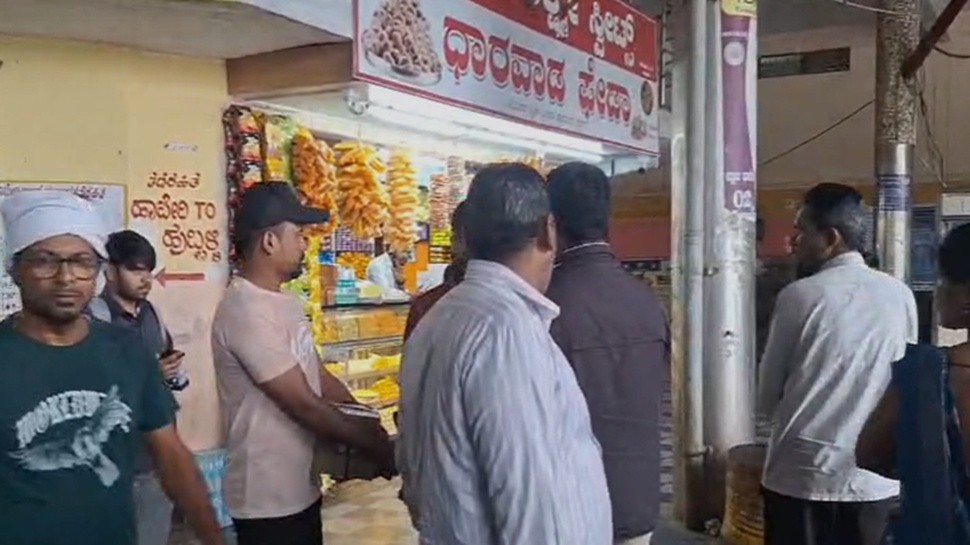 ಹುಬ್ಬಳ್ಳಿ ಮಾರ್ಗದ ಬಸ್ ಸಂಚಾರ ತಾತ್ಕಾಲಿಕ ಸ್ಥಗಿತ : ಪ್ರಯಾಣಿಕರ ಕಿರಿಕ್, ಅಧಿಕಾರಿಗಳೊಂದಿಗೆ ಜಗಳ ಹುಬ್ಬಳ್ಳಿ ಮಾರ್ಗದ ಬಸ್ ಸಂಚಾರ ತಾತ್ಕಾಲಿಕ ಸ್ಥಗಿತ : ಪ್ರಯಾಣಿಕರ ಕಿರಿಕ್, ಅಧಿಕಾರಿಗಳೊಂದಿಗೆ ಜಗಳ