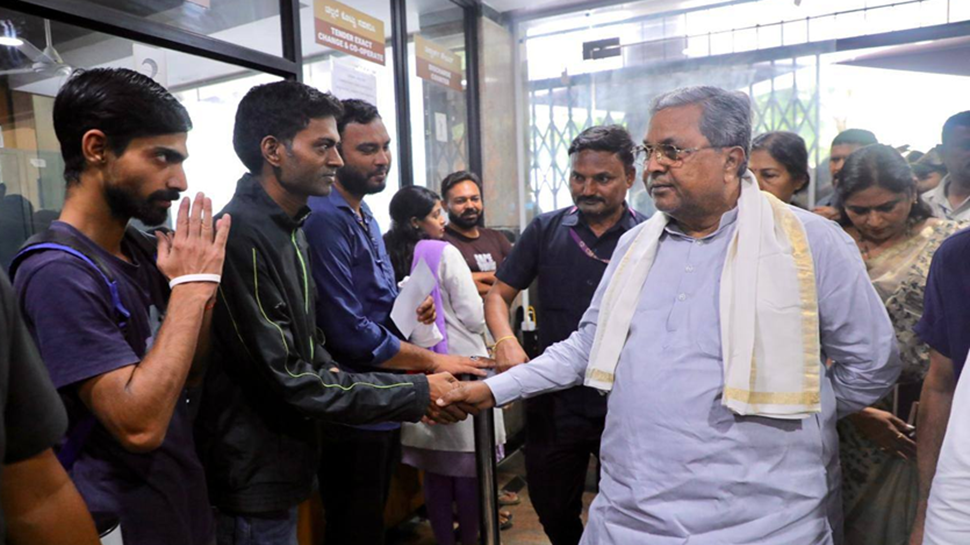 ವಿಕ್ಟೋರಿಯಾ ಆಸ್ಪತ್ರೆಗೆ ಸಿಎಂ ಸಿದ್ದರಾಮಯ್ಯ ಅನಿರೀಕ್ಷಿತ ಭೇಟಿ: ವ್ಯವಸ್ಥೆ ಪರಿಶೀಲನೆ ವಿಕ್ಟೋರಿಯಾ ಆಸ್ಪತ್ರೆಗೆ ಸಿಎಂ ಸಿದ್ದರಾಮಯ್ಯ ಅನಿರೀಕ್ಷಿತ ಭೇಟಿ: ವ್ಯವಸ್ಥೆ ಪರಿಶೀಲನೆ