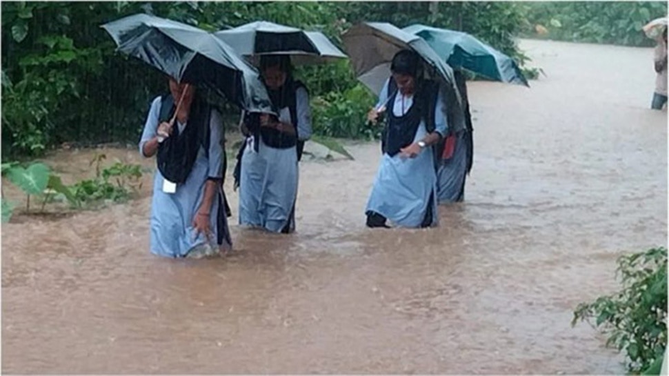 ಪ್ರವಾಹದ ನಡುವೆಯೇ ಶಾಲೆಗೆ ಪಾದಯಾತ್ರೆ: ರಾವಣಕಿಯ ಮಕ್ಕಳ ದುರ್ಭಾಗ್ಯ