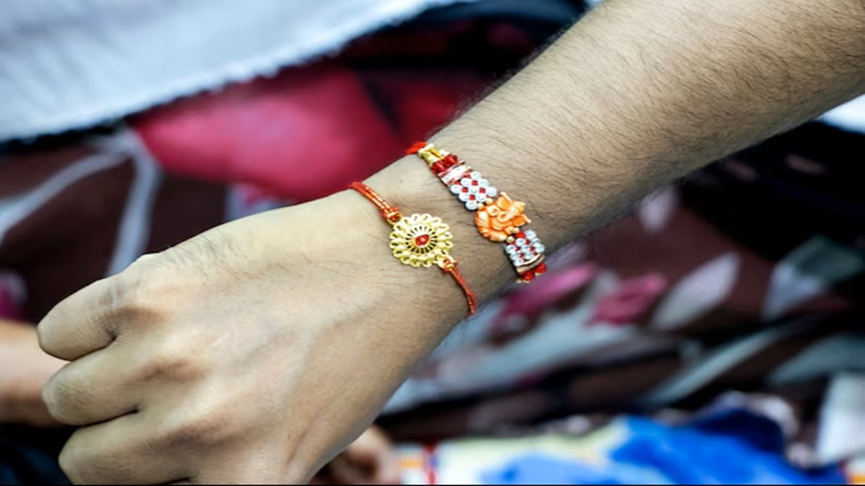 ನಾಳೆ ರಕ್ಷಾಬಂಧನ... ಈ ಶುಭ ದಿನದಂದು ತಪ್ಪಿಯೂ ಇಂತಹ ರಾಖಿಯನ್ನು ಸಹೋದರರಿಗೆ ಕಟ್ಟಬೇಡಿ.! ಒಳಿತಿಗೆ ಕಟ್ಟುವುದು ಕೆಡುಕಾಗಬಹುದು ನಾಳೆ ರಕ್ಷಾಬಂಧನ... ಈ ಶುಭ ದಿನದಂದು ತಪ್ಪಿಯೂ ಇಂತಹ ರಾಖಿಯನ್ನು ಸಹೋದರರಿಗೆ ಕಟ್ಟಬೇಡಿ.! ಒಳಿತಿಗೆ ಕಟ್ಟುವುದು ಕೆಡುಕಾಗಬಹುದು