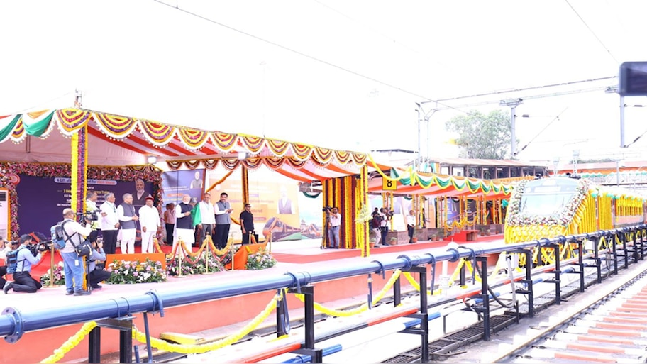  ಪ್ರಧಾನಿ ನರೇಂದ್ರ ಮೋದಿ ಅವರಿಂದ ಬೆಂಗಳೂರು-ಬೆಳಗಾವಿ ವಂದೇ ಭಾರತ್ ರೈಲಿಗೆ ಹಸಿರು ನಿಶಾನೆ