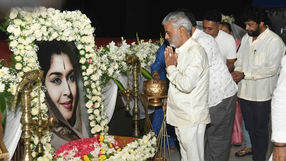 ಪದ್ಮಭೂಷಣ ಡಾಕ್ಟರ್ ಬಿ. ಸರೋಜಾದೇವಿ ಅವರಿಗೆ ಚಿತ್ರರಂಗದಿಂದ ಭಾವಪೂರ್ಣ ಶ್ರದ್ಧಾಂಜಲಿ 