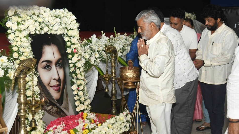 ಪದ್ಮಭೂಷಣ ಡಾಕ್ಟರ್ ಬಿ. ಸರೋಜಾದೇವಿ ಅವರಿಗೆ ಚಿತ್ರರಂಗದಿಂದ ಭಾವಪೂರ್ಣ ಶ್ರದ್ಧಾಂಜಲಿ ಪದ್ಮಭೂಷಣ ಡಾಕ್ಟರ್ ಬಿ. ಸರೋಜಾದೇವಿ ಅವರಿಗೆ ಚಿತ್ರರಂಗದಿಂದ ಭಾವಪೂರ್ಣ ಶ್ರದ್ಧಾಂಜಲಿ