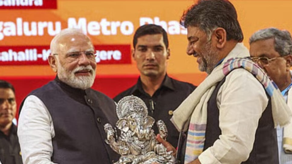 Fact Check: ಬಿಜೆಪಿ ಶಾಸಕ ತಂದ ಬೆಳ್ಳಿ ಗಣಪತಿ ವಿಗ್ರಹವನ್ನು ಮೋದಿಗೆ ನೀಡಿದ್ರಾ ಡಿಕೆಶಿ? ವೈರಲ್ ಸುದ್ದಿಯ ಅಸಲಿಯತ್ತೇನು? Fact Check: ಬಿಜೆಪಿ ಶಾಸಕ ತಂದ ಬೆಳ್ಳಿ ಗಣಪತಿ ವಿಗ್ರಹವನ್ನು ಮೋದಿಗೆ ನೀಡಿದ್ರಾ ಡಿಕೆಶಿ? ವೈರಲ್ ಸುದ್ದಿಯ ಅಸಲಿಯತ್ತೇನು?