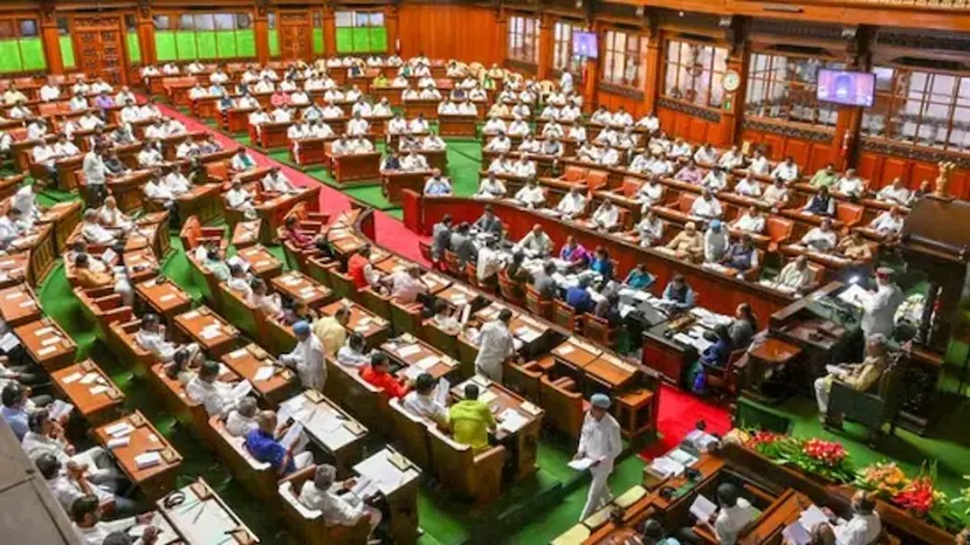 ನಿಯಮದ ಪ್ರಕಾರ ಅಧಿವೇಶನಕ್ಕೆ ಶಾಸಕರು ಬರದಿದ್ದರೆ ಅವರಿಗೆ ನೀಡುವ ಶಿಕ್ಷೆಯೇನು ಗೊತ್ತಾ? ದೀರ್ಘಕಾಲ ಗೈರಾದರೇ ಶಾಸಕತ್ವ ರದ್ದಾಗುತ್ತಾ? ನಿಯಮದ ಪ್ರಕಾರ ಅಧಿವೇಶನಕ್ಕೆ ಶಾಸಕರು ಬರದಿದ್ದರೆ ಅವರಿಗೆ ನೀಡುವ ಶಿಕ್ಷೆಯೇನು ಗೊತ್ತಾ? ದೀರ್ಘಕಾಲ ಗೈರಾದರೇ ಶಾಸಕತ್ವ ರದ್ದಾಗುತ್ತಾ?