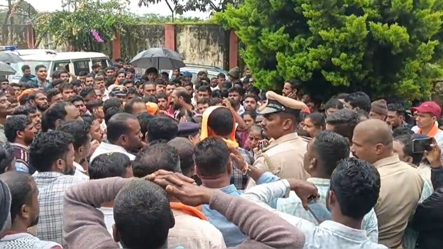 ಮೂಡಿಗೆರೆ ತಾಲ್ಲೂಕು ಬಣಕಲ್‌ನಲ್ಲಿ ವಿವಾಹಿತೆ ಪರಾರಿ: ಪೊಲೀಸ್ ಠಾಣೆ ಮುಂದೆ ಆಕ್ರೋಶ
