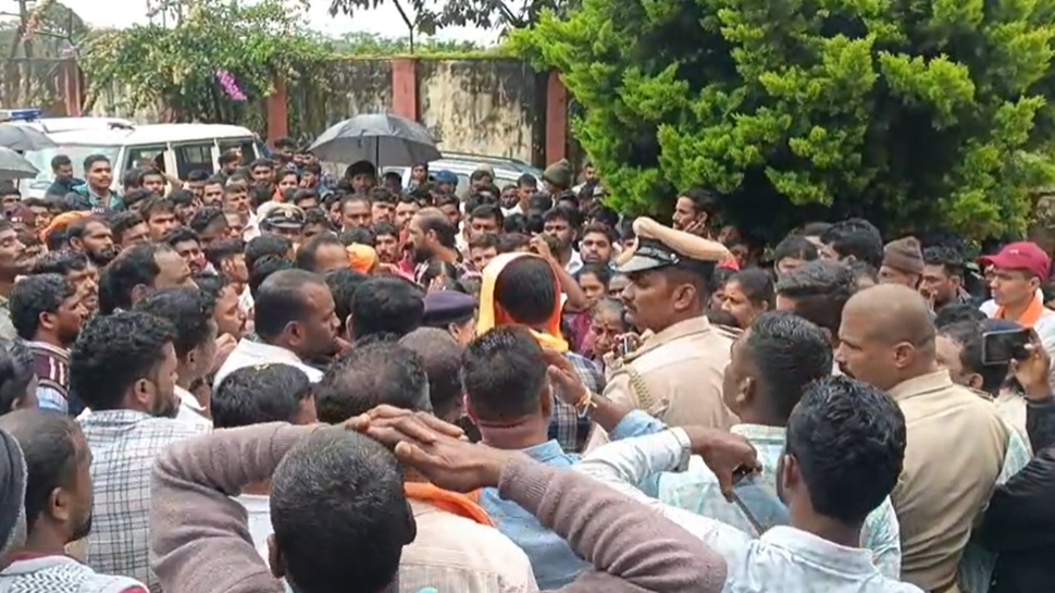 ಮೂಡಿಗೆರೆ ತಾಲ್ಲೂಕು ಬಣಕಲ್ನಲ್ಲಿ ವಿವಾಹಿತೆ ಪರಾರಿ: ಪೊಲೀಸ್ ಠಾಣೆ ಮುಂದೆ ಆಕ್ರೋಶ ಮೂಡಿಗೆರೆ ತಾಲ್ಲೂಕು ಬಣಕಲ್ನಲ್ಲಿ ವಿವಾಹಿತೆ ಪರಾರಿ: ಪೊಲೀಸ್ ಠಾಣೆ ಮುಂದೆ ಆಕ್ರೋಶ