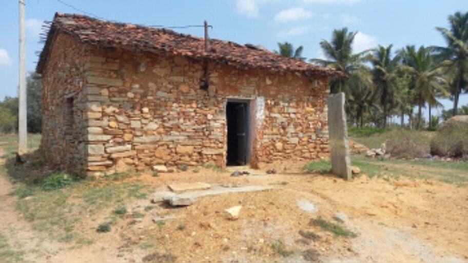ಅಭಿವೃದ್ಧಿಯೇ ಕಾಣದೆ ಕಂಗಾಲಾದ ಗ್ರಾಮಸ್ಥರು :ಗ್ರಾಮ ಪಂಚಾಯ್ತಿಗೆ ಬೀಗ ಜಡಿದು ಆಕ್ರೋಶ!