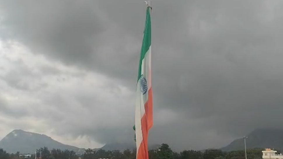 ಚಿಕ್ಕಬಳ್ಳಾಪುರದಲ್ಲಿ ರಾಷ್ಟ್ರಧ್ವಜಕ್ಕೆ ಅವಮಾನ: ಕಠಿಣ ಕ್ರಮ ಕೈಗೊಳ್ಳುವಂತೆ ಆಗ್ರಹ ಚಿಕ್ಕಬಳ್ಳಾಪುರದಲ್ಲಿ ರಾಷ್ಟ್ರಧ್ವಜಕ್ಕೆ ಅವಮಾನ: ಕಠಿಣ ಕ್ರಮ ಕೈಗೊಳ್ಳುವಂತೆ ಆಗ್ರಹ