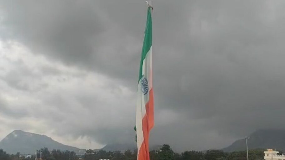 ಚಿಕ್ಕಬಳ್ಳಾಪುರದಲ್ಲಿ ರಾಷ್ಟ್ರಧ್ವಜಕ್ಕೆ ಅವಮಾನ: ಕಠಿಣ ಕ್ರಮ ಕೈಗೊಳ್ಳುವಂತೆ ಆಗ್ರಹ