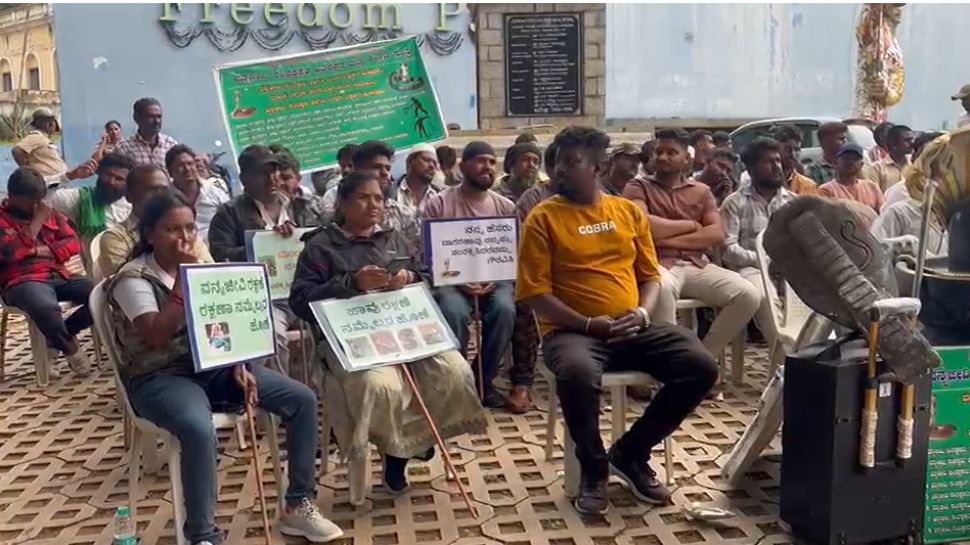 ವಿವಿಧ ಬೇಡಿಕೆಗಳಿಗೆ ಆಗ್ರಹಿಸಿ ವನ್ಯಜೀವಿ ಸಂರಕ್ಷಕರು, ಉರಗ ರಕ್ಷಕರಿಂದ ಪ್ರತಿಭಟನೆ ವಿವಿಧ ಬೇಡಿಕೆಗಳಿಗೆ ಆಗ್ರಹಿಸಿ ವನ್ಯಜೀವಿ ಸಂರಕ್ಷಕರು, ಉರಗ ರಕ್ಷಕರಿಂದ ಪ್ರತಿಭಟನೆ