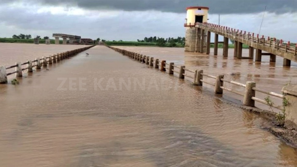ಬೆಳಗಾವಿಯಲ್ಲಿ ಜಲ ಪ್ರಳಯ: ಕೃಷ್ಣೆಗೆ ಹರಿದು ಬಂತು ಭಾರಿ ಪ್ರಮಾಣದ ನೀರು, 10ಕ್ಕೂ ಹೆಚ್ಚು ಸೇತುವೆಗಳು ಮುಳುಗಡೆ ಬೆಳಗಾವಿಯಲ್ಲಿ ಜಲ ಪ್ರಳಯ: ಕೃಷ್ಣೆಗೆ ಹರಿದು ಬಂತು ಭಾರಿ ಪ್ರಮಾಣದ ನೀರು, 10ಕ್ಕೂ ಹೆಚ್ಚು ಸೇತುವೆಗಳು ಮುಳುಗಡೆ