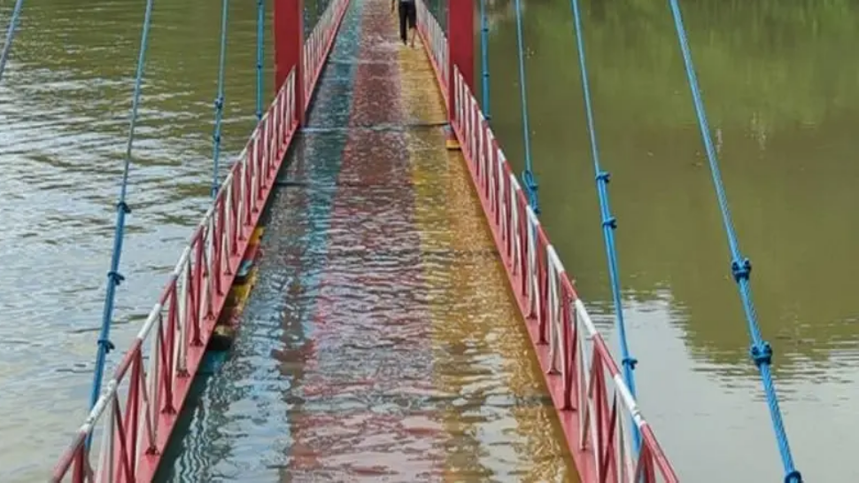 ಕರ್ನಾಟಕದಲ್ಲಿ ವರುಣಾರ್ಭಟ.. ಹಲವು ಊರುಗಳಿಗೆ ಸಂಪರ್ಕ ಕಡಿತ... ಎಲ್ಲೆಲ್ಲಿ? ಕರ್ನಾಟಕದಲ್ಲಿ ವರುಣಾರ್ಭಟ.. ಹಲವು ಊರುಗಳಿಗೆ ಸಂಪರ್ಕ ಕಡಿತ... ಎಲ್ಲೆಲ್ಲಿ?