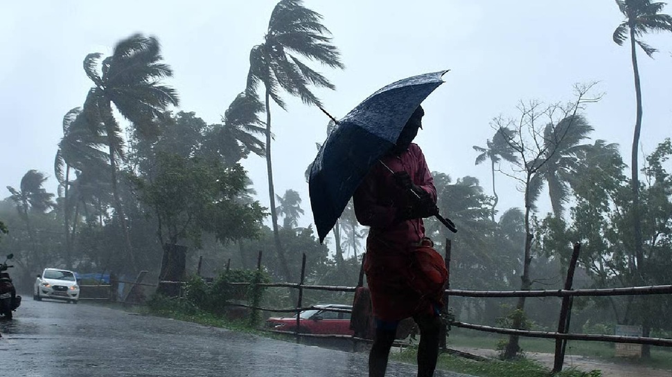 Rain Alert: ರಾಜ್ಯದಲ್ಲಿ ಮುಂದಿನ 2 ದಿನ ಎಡೆಬಿಡದೆ ಸುರಿಯಲಿದೆ ಮಳೆ: ಭಾರೀ ಗಾಳಿ ಸಹಿತ ವರುಣಾರ್ಭಟದ ಮುನ್ಸೂಚನೆ.. ಇಲ್ಲೆಲ್ಲಾ ಶಾಲೆಗಳಿಗೆ ರಜೆ? Rain Alert: ರಾಜ್ಯದಲ್ಲಿ ಮುಂದಿನ 2 ದಿನ ಎಡೆಬಿಡದೆ ಸುರಿಯಲಿದೆ ಮಳೆ: ಭಾರೀ ಗಾಳಿ ಸಹಿತ ವರುಣಾರ್ಭಟದ ಮುನ್ಸೂಚನೆ.. ಇಲ್ಲೆಲ್ಲಾ ಶಾಲೆಗಳಿಗೆ ರಜೆ?
