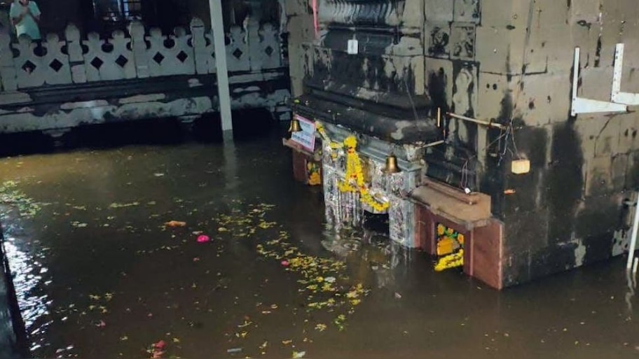 ಯಡೂರ ಶ್ರೀ ವೀರಭದ್ರೇಶ್ವರ ದೇವಾಲಯ ಜಲಾವೃತ: ಬಾಗಿಲಿನಿಂದ ದರ್ಶನ ಪಡೆಯುತ್ತಿರುವ ಭಕ್ತರು