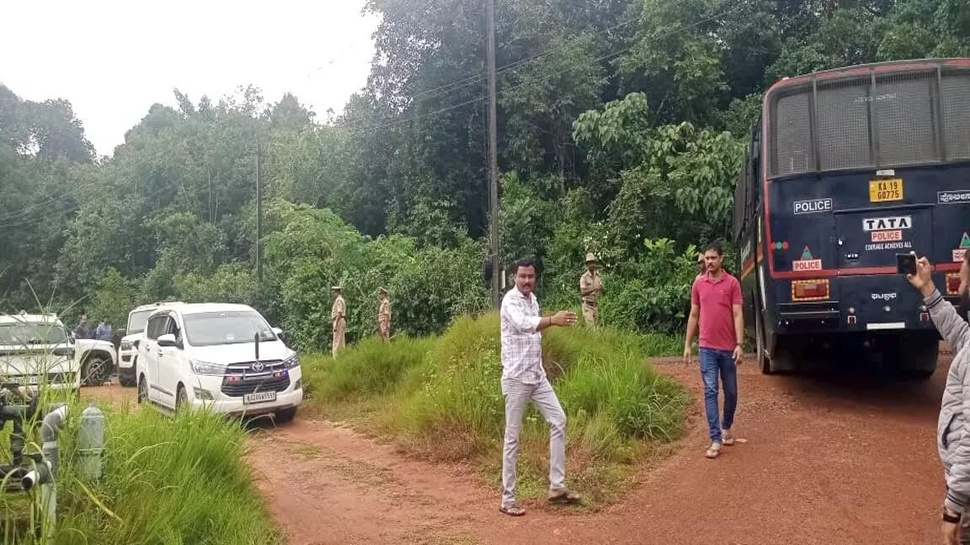 ಧರ್ಮಸ್ಥಳ ಪ್ರಕರಣ: ಸಾಕ್ಷಿ ದೂರುದಾರನನ್ನು ತಿಮರೋಡಿ ಮನೆಗೆ ಕರೆದೊಯ್ದ ಎಸ್ಐಟಿ ಧರ್ಮಸ್ಥಳ ಪ್ರಕರಣ: ಸಾಕ್ಷಿ ದೂರುದಾರನನ್ನು ತಿಮರೋಡಿ ಮನೆಗೆ ಕರೆದೊಯ್ದ ಎಸ್ಐಟಿ