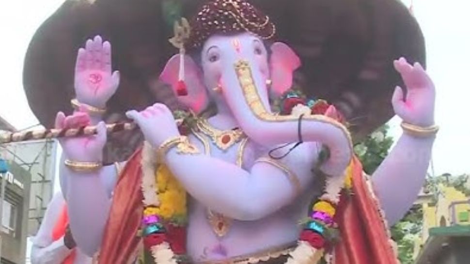 ವಿವಾದವಿಲ್ಲದೆ ಅದ್ದೂರಿ ಗಣೇಶೋತ್ಸವ: ಹುಬ್ಬಳ್ಳಿ ಈದ್ಗಾ ಮೈದಾನದಲ್ಲಿ ಹೊಸ ಇತಿಹಾಸ ವಿವಾದವಿಲ್ಲದೆ ಅದ್ದೂರಿ ಗಣೇಶೋತ್ಸವ: ಹುಬ್ಬಳ್ಳಿ ಈದ್ಗಾ ಮೈದಾನದಲ್ಲಿ ಹೊಸ ಇತಿಹಾಸ