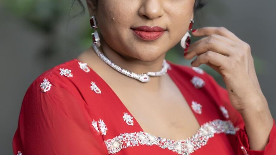 ಚಟಪಟ ಮಾತಿನಿಂದಲೇ ಕೋಟಿ ಕೋಟಿ ಸಂಪಾದನೆ.. ಅತೀ ಹೆಚ್ಚು ಸಂಭಾವನೆ ಪಡೆಯುತ್ತಿರುವ ಸ್ಟಾರ್‌ ನಿರೂಪಕಿ ಈಕೆ! 