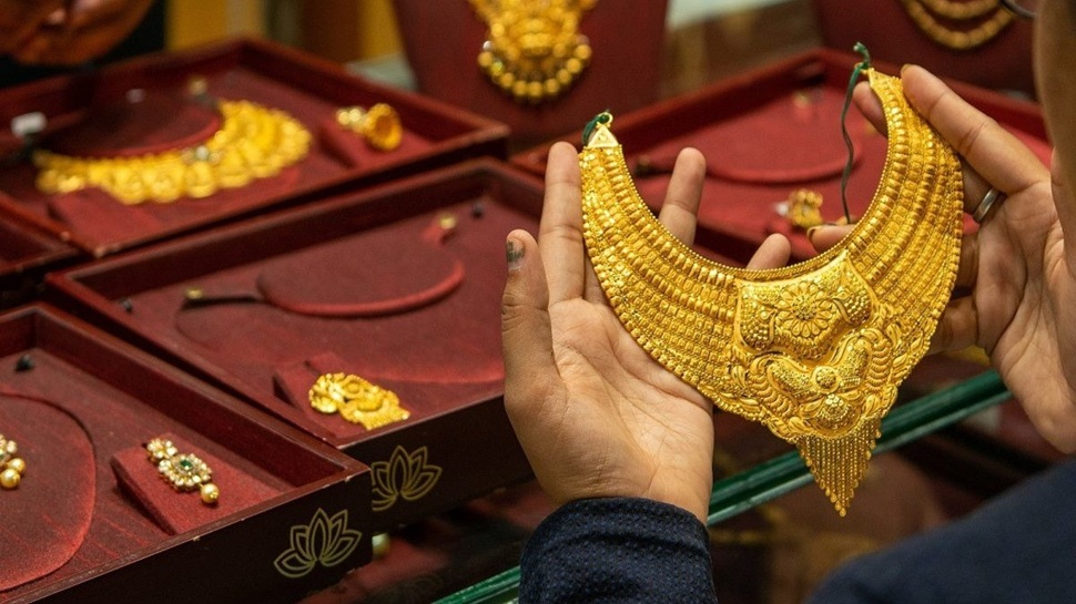Gold Price: ಸತತ ಏರಿಕೆ ಮಧ್ಯೆ 10 ಸಾವಿರಕ್ಕೆ ಇಳಿದ ಅಪ್ಪಟ ಚಿನ್ನದ ಬೆಲೆ! ಆಭರಣ ಪ್ರಿಯರ ಸಂತಸಕ್ಕೆ ಪಾರವೇ ಇಲ್ಲ Gold Price: ಸತತ ಏರಿಕೆ ಮಧ್ಯೆ 10 ಸಾವಿರಕ್ಕೆ ಇಳಿದ ಅಪ್ಪಟ ಚಿನ್ನದ ಬೆಲೆ! ಆಭರಣ ಪ್ರಿಯರ ಸಂತಸಕ್ಕೆ ಪಾರವೇ ಇಲ್ಲ