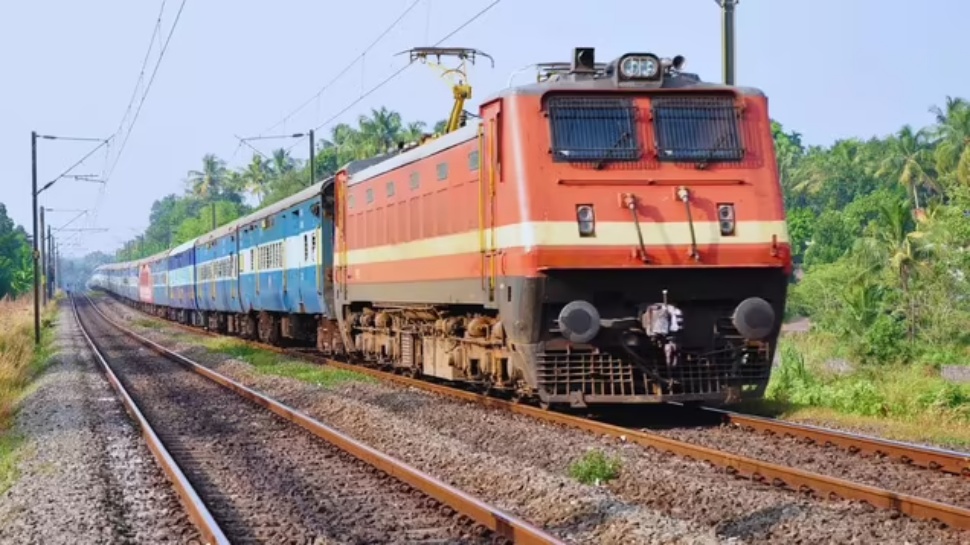 ಹುಬ್ಬಳ್ಳಿ - ಬೆಂಗಳೂರು ವಿಶೇಷ ರೈಲನ್ನು ಚಾಮರಾಜನಗರದವರೆಗೆ ವಿಸ್ತರಣೆ ಹುಬ್ಬಳ್ಳಿ - ಬೆಂಗಳೂರು ವಿಶೇಷ ರೈಲನ್ನು ಚಾಮರಾಜನಗರದವರೆಗೆ ವಿಸ್ತರಣೆ