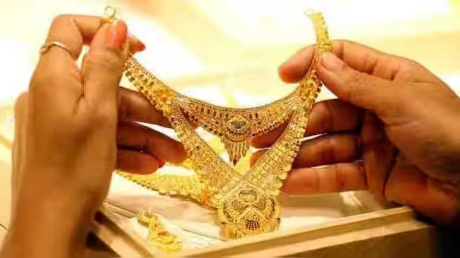 ಚಿನ್ನದ ಬೆಲೆ ದಾಖಲೆಯ ಕುಸಿತ.. 50,000 ರೂಪಾಯಿಗೆ ಇಳಿಕೆ! 10 ಗ್ರಾಂ ಬಂಗಾರದ ದರ ಎಷ್ಟಾಗಬಹುದು 