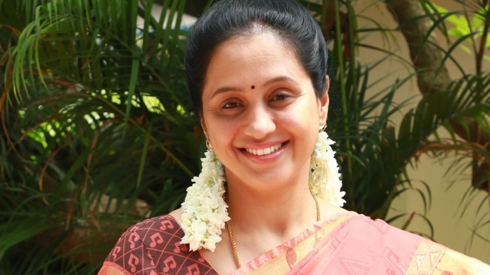 ಕೋಟ್ಯಾಧಿಪತಿಯನ್ನು ಬಿಟ್ಟು ಪ್ರೀತಿಸಿದವನನ್ನೇ ದೇವಸ್ಥಾನದಲ್ಲಿ ಮದುವೆಯಾದ ಖ್ಯಾತ ನಟಿ! ಪ್ರೀತಿಗೆ ಇರೋ ಶಕ್ತಿನೇ ಅಂತದ್ದು ಅಲ್ವಾ.. ಕೋಟ್ಯಾಧಿಪತಿಯನ್ನು ಬಿಟ್ಟು ಪ್ರೀತಿಸಿದವನನ್ನೇ ದೇವಸ್ಥಾನದಲ್ಲಿ ಮದುವೆಯಾದ ಖ್ಯಾತ ನಟಿ! ಪ್ರೀತಿಗೆ ಇರೋ ಶಕ್ತಿನೇ ಅಂತದ್ದು ಅಲ್ವಾ..