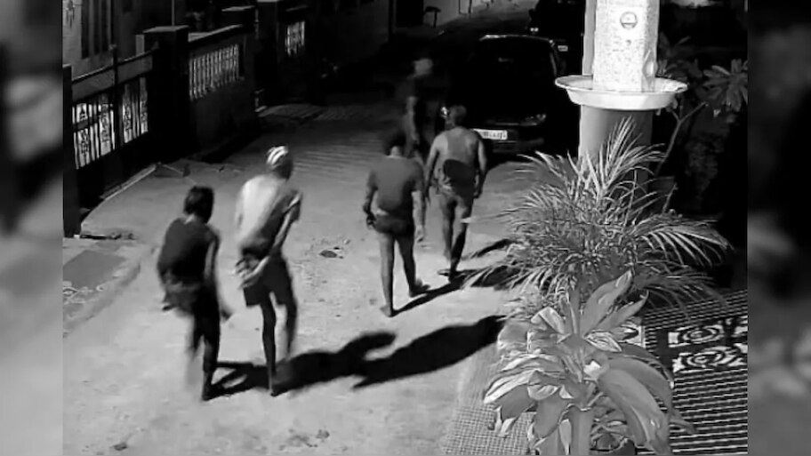 ಶಿವಮೊಗ್ಗದಲ್ಲಿ ಮತ್ತೆ ಕಾಣಿಸಿಕೊಂಡ ಚಡ್ಡಿ ಗ್ಯಾಂಗ್ : ಕಿಟಕಿ ಮೂಲಕ ಮನೆ ಪ್ರವೇಶಿಸಿರುವ ದೃಶ್ಯ ಸಿಸಿ ಕ್ಯಾಮರದಲ್ಲಿ ಸೆರೆ