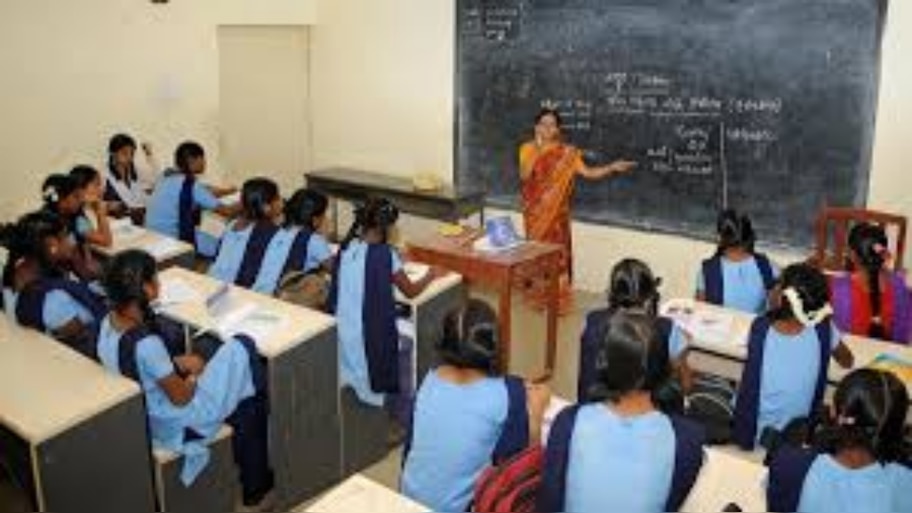 ಸರ್ಕಾರಿ ಶಿಕ್ಷಕರಿಗೆ ಶುಭ ಸುದ್ದಿ : ಶಿಕ್ಷಕರ ನಿವೃತ್ತಿ ವಯಸ್ಸು ಏರಿಸಿ  ಅಧಿಸೂಚನೆ ಹೊರಡಿಸಿದ ಸರ್ಕಾರ 