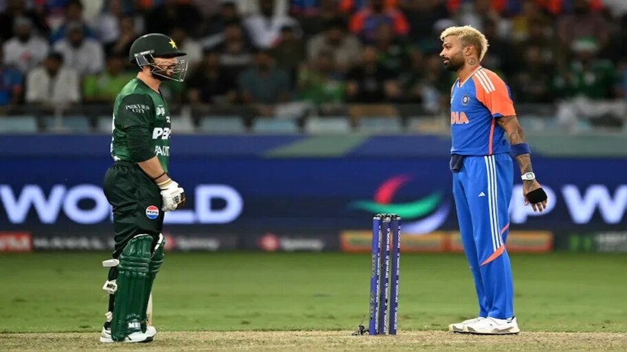 ಹಾರ್ದಿಕ್‌ ಪಾಂಡ್ಯ ಜೊತೆ ಪಾಕ್‌ ಕ್ರಿಕೆಟಿಗನ ಕಿರಿಕ್‌! ಮೊದಲ ಓವರ್‌ನಲ್ಲಿ ಆ ಸನ್ನೆ ಮಾಡಿದ್ಯಾಕೆ? ಅದರ ಅರ್ಥವೇನು?