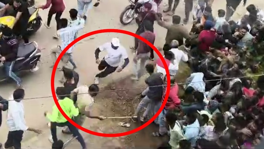 ಆಫರ್ ಬಟ್ಟೆ ಖರೀದಿಗೆ ಬಂದು ಲಾಠಿ ಏಟು ತಿಂದ ಗ್ರಾಹಕರು!