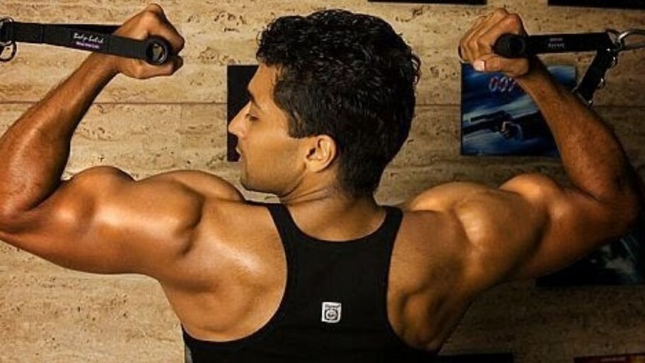 1200ರೂ.ಗಾಗಿ ಗಾರ್ಮೆಂಟ್ಸ್ ನಲ್ಲಿ ಕೆಲಸ.. ತಾಯಿ ಮಾಡಿದ ಸಾಲ ತೀರಿಸಲು ಚಿತ್ರರಂಗಕ್ಕೆ ಕಾಲಿಟ್ಟ ನಟ ಇಂದು ಇಡೀ ಇಂಡಸ್ಟ್ರೀಯನ್ನೇ ಆಳುತ್ತಿರುವ ಸ್ಟಾರ್!
