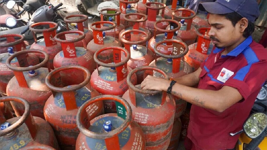 LPG ಸಿಲಿಂಡರ್ ಬಳಕೆದಾರರಿಗೆ ಸಂತಸದ ಸುದ್ದಿ..! ದೀಪಾವಳಿಗೂ ಮುನ್ನ ಗ್ಯಾಸ್ ಬೆಲೆಯಲ್ಲಿ ಭಾರಿ ಇಳಿಕೆ?