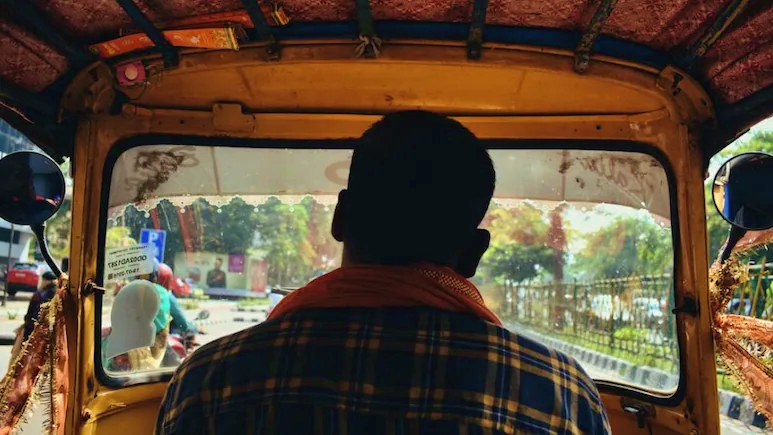 ಈ ರಿಕ್ಷಾ ಚಾಲಕನ ತಿಂಗಳ ಸಂಪಾದನೆ 3 ಲಕ್ಷ, ಆಸ್ತಿ ಕೋಟಿ ಕೋಟಿ..! ಹಣ ಗಳಿಕೆ ವಿಧಾನ ಬಿಚ್ಚಿಟ್ಟ ಡ್ರೈವರ್ ಈ ರಿಕ್ಷಾ ಚಾಲಕನ ತಿಂಗಳ ಸಂಪಾದನೆ 3 ಲಕ್ಷ, ಆಸ್ತಿ ಕೋಟಿ ಕೋಟಿ..! ಹಣ ಗಳಿಕೆ ವಿಧಾನ ಬಿಚ್ಚಿಟ್ಟ ಡ್ರೈವರ್