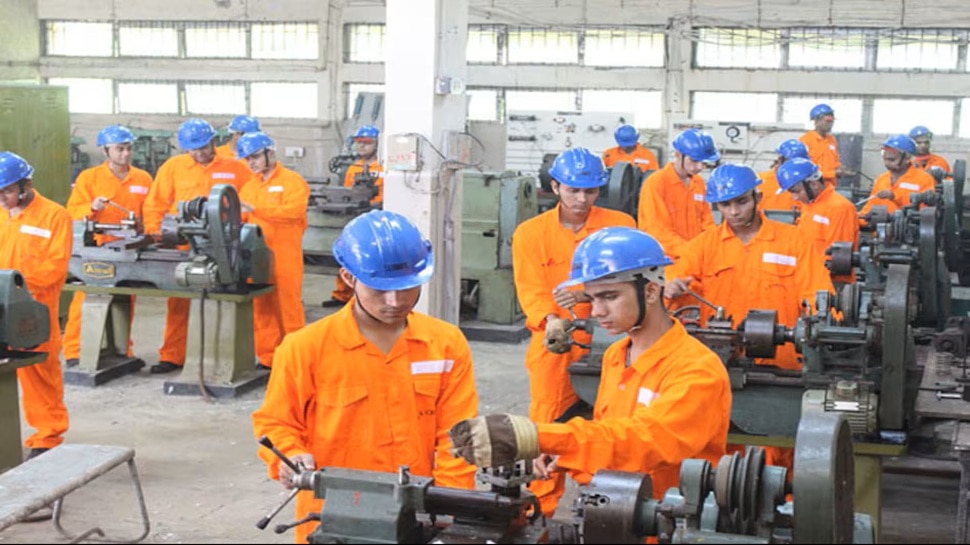 ಕೇಂದ್ರ ಸರ್ಕಾರದಿಂದ ದೇಶದ ಎಲ್ಲಾ ಕಾರ್ಮಿಕರಿಗೂ ಗುಡ್‌ ನ್ಯೂಸ್‌.. ಶೀಘ್ರದಲ್ಲೇ ಹೊಸ ನೀತಿ ಜಾರಿ; ಸಂಬಳ ಜೊತೆ ಬದಲಾಗಲಿವೆ ಈ ಎಲ್ಲಾ ಸೌಲಭ್ಯಗಳು