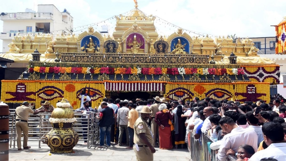 ಎರಡನೇ ದಿನ ಸಾರ್ವಜನಿಕರಿಗೆ ದರ್ಶನ ನೀಡಿದ ಹಾಸನಾಂಬೆ : ಭಕ್ತಿ ಭಾವದಲ್ಲಿ ಮಿಂದೆದ್ದ ಜನ 