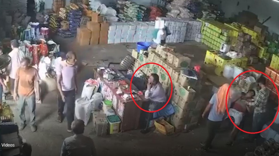 ಕಣ್ಣೆದುರೇ ಹೃದಯಾಘಾತದಿಂದ ಕೆಲಸಗಾರ ಸಾವು: ಮೊಬೈಲ್ ನೋಡುತ್ತಾ ಕುಳಿತ ಮಾಲೀಕ!