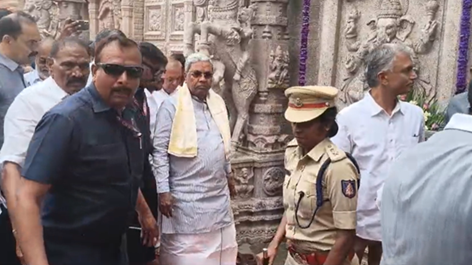 ಸಿಎಂ ಆಗಿ ಸತತ ಎರಡನೇ ಬಾರಿಗೆ ಶಕ್ತಿದೇವತೆ ಹಾಸನಾಂಬೆ ದರ್ಶನ ಪಡೆದ ಸಿದ್ದರಾಮಯ್ಯ ಸಿಎಂ ಆಗಿ ಸತತ ಎರಡನೇ ಬಾರಿಗೆ ಶಕ್ತಿದೇವತೆ ಹಾಸನಾಂಬೆ ದರ್ಶನ ಪಡೆದ ಸಿದ್ದರಾಮಯ್ಯ
