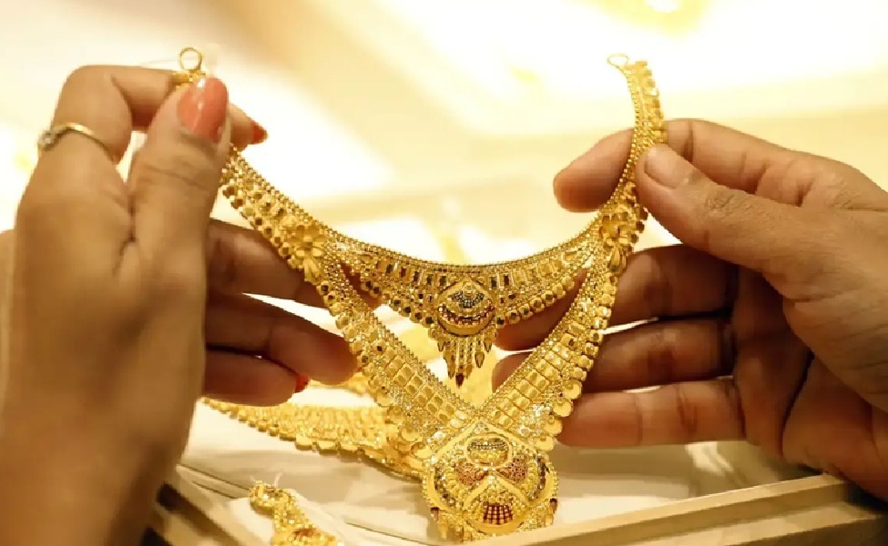 Gold Buying Tips: ದುಡ್ಡಿದೆ ಎಂಬ ಮಾತ್ರಕ್ಕೆ ಚಿನ್ನ ಖರೀದಿಸುವುದಲ್ಲ, ಆಭರಣಗಳ ಮೇಲಿನ ತೆರಿಗೆಗಳ ಬಗ್ಗೆ ಇರಲಿ ಗಮನ, ನಿರ್ಲಕ್ಷ್ಯಿಸಿದ್ರೆ ಹಣ ನಷ್ಟ ಖಚಿತ