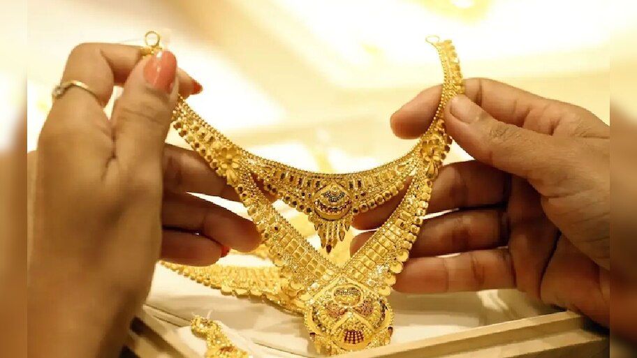 Gold Buying Tips: ದುಡ್ಡಿದೆ ಎಂಬ ಮಾತ್ರಕ್ಕೆ ಚಿನ್ನ ಖರೀದಿಸುವುದಲ್ಲ, ಆಭರಣಗಳ ಮೇಲಿನ ತೆರಿಗೆಗಳ ಬಗ್ಗೆ ಇರಲಿ ಗಮನ, ನಿರ್ಲಕ್ಷ್ಯಿಸಿದ್ರೆ ಹಣ ನಷ್ಟ ಖಚಿತ