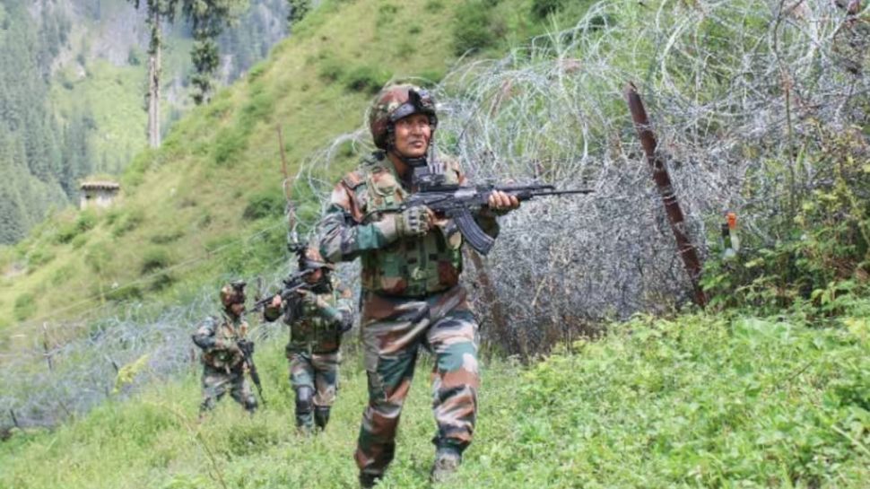 Grenade Attack On Army Camp: ಸೇನಾ ಶಿಬಿರದ ಮೇಲೆ ಗ್ರೆನೇಡ್ ದಾಳಿ, ಮೂವರು ಸೈನಿಕರಿಗೆ ಗಾಯ Grenade Attack On Army Camp: ಸೇನಾ ಶಿಬಿರದ ಮೇಲೆ ಗ್ರೆನೇಡ್ ದಾಳಿ, ಮೂವರು ಸೈನಿಕರಿಗೆ ಗಾಯ