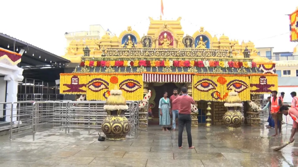 ಹಾಸನಾಂಬೆ ಉತ್ಸವ ವೇಳೆ ಕರ್ತವ್ಯ ಲೋಪ ಆರೋಪ : ಮೂವರು ಸಿಬ್ಬಂದಿ ಅಮಾನತು ಹಾಸನಾಂಬೆ ಉತ್ಸವ ವೇಳೆ ಕರ್ತವ್ಯ ಲೋಪ ಆರೋಪ : ಮೂವರು ಸಿಬ್ಬಂದಿ ಅಮಾನತು