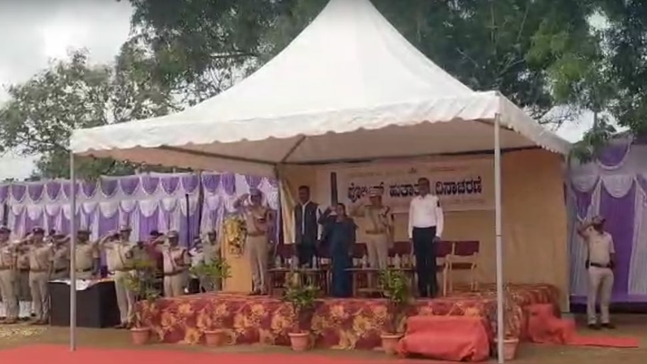 ಜೀವ ತ್ಯಾಗ ಮಾಡಿದ ಪೊಲೀಸರಿಗೆ ಗೌರವ.. ಚಾಮರಾಜನಗರದಲ್ಲಿ ಭಾವಪೂರ್ಣ ನಮನ!  
