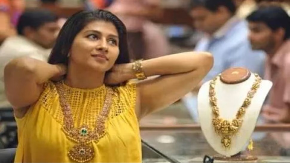 ಸತತ 3ನೇ ದಿನವೂ ಭರ್ಜರಿ 10,000 ರೂ. ಇಳಿದ ಚಿನ್ನದ ಬೆಲೆ; ಮತ್ತೆ 71,088 ರೂ. ಗೆ ತಲುಪಿದ ಬಂಗಾರ ಸತತ 3ನೇ ದಿನವೂ ಭರ್ಜರಿ 10,000 ರೂ. ಇಳಿದ ಚಿನ್ನದ ಬೆಲೆ; ಮತ್ತೆ 71,088 ರೂ. ಗೆ ತಲುಪಿದ ಬಂಗಾರ