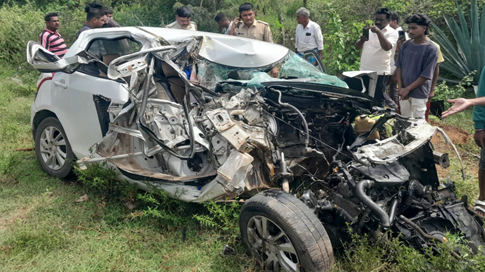ಟಿಪ್ಪರ್- ಕಾರು ಮುಖಾಮುಖಿ ಡಿಕ್ಕಿ- ಸ್ಥಳದಲ್ಲೇ ಇಬ್ವರು ಸಾವು, ಮೂವರಿಗೆ ತೀವ್ರ ಗಾಯ ಟಿಪ್ಪರ್- ಕಾರು ಮುಖಾಮುಖಿ ಡಿಕ್ಕಿ- ಸ್ಥಳದಲ್ಲೇ ಇಬ್ವರು ಸಾವು, ಮೂವರಿಗೆ ತೀವ್ರ ಗಾಯ