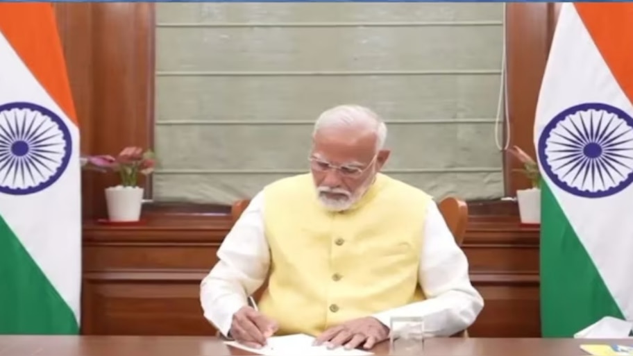 ನಮ್ಮ ದೇಶದ ಪ್ರಧಾನ ಮಂತ್ರಿ ಕಡತಗಳಿಗೆ ಸಹಿ ಹಾಕುವುದು ಯಾವ ಬಣ್ಣದ ಶಾಯಿಯಿರುವ ಪೆನ್ನಿನಲ್ಲಿ? ಹಸಿರು ಅಲ್ಲವೇ ಅಲ್ಲ 