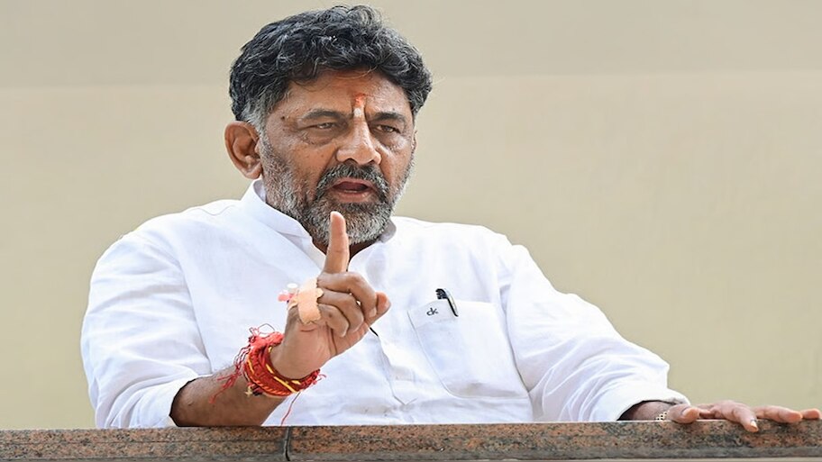 "ಸಂಸದ ತೇಜಸ್ವಿ ಸೂರ್ಯ ಅನುಭವವಿಲ್ಲದ ವೇಸ್ಟ್ ಮೆಟೀರಿಯಲ್"- ಡಿಸಿಎಂ ಡಿಕೆ ಶಿವಕುಮಾರ್ ವಾಗ್ದಾಳಿ