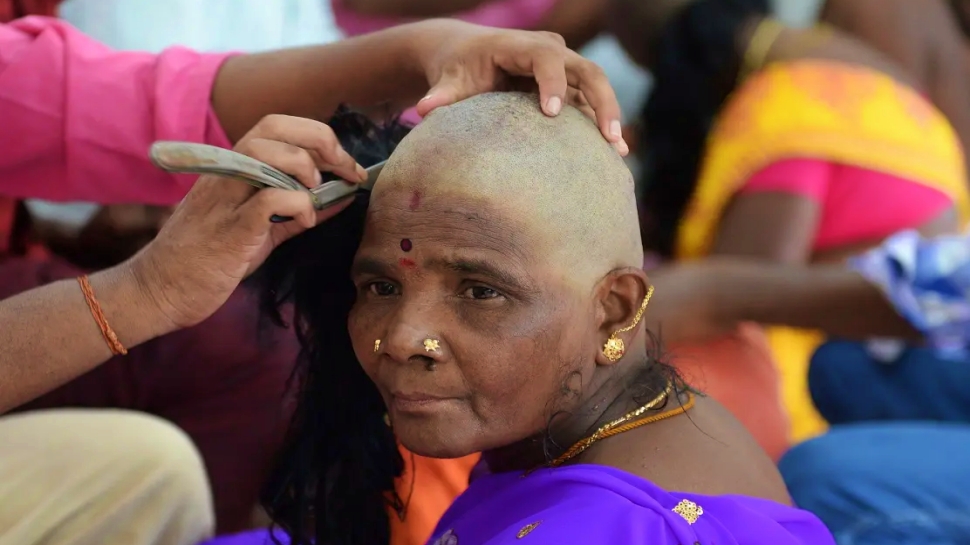 ದೇವರಿಗೆ ಕೂದಲು ಅರ್ಪಿಸುವುದೇಕೆ ಗೊತ್ತೆ? ಮುಡಿ ನೀಡುವ ಪದ್ದತಿ ಹಿಂದಿದೆ ಭಕ್ತೆಯೊಬ್ಬರ ತ್ಯಾಗ ದೇವರಿಗೆ ಕೂದಲು ಅರ್ಪಿಸುವುದೇಕೆ ಗೊತ್ತೆ? ಮುಡಿ ನೀಡುವ ಪದ್ದತಿ ಹಿಂದಿದೆ ಭಕ್ತೆಯೊಬ್ಬರ ತ್ಯಾಗ
